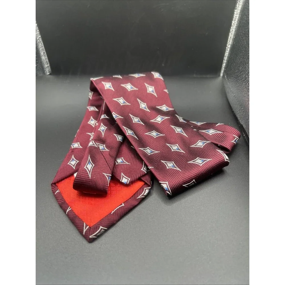 VIENICCI Tie Silk burgundy necktie featuring a geometric diamond pattern.